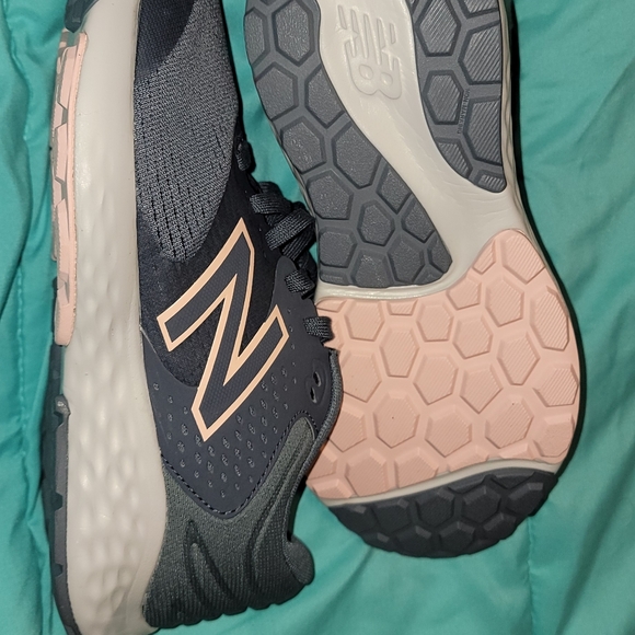 Brand new Woman's New Balance 8.5 - Picture 3 of 3
